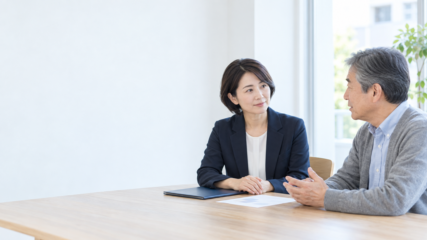 専門スタッフがマンション管理の相談に対応する様子